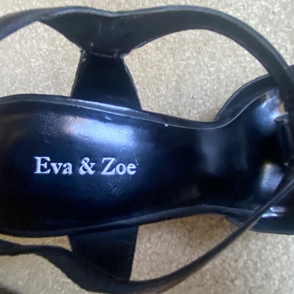 Eva & Zoe Black Leather T-Strap Shoes, Size 8 - Picture 12 of 12
